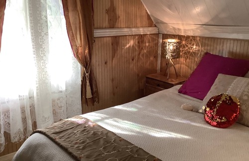 Jamesport Haus | Victorian cottage upstairs suite great location in wine country