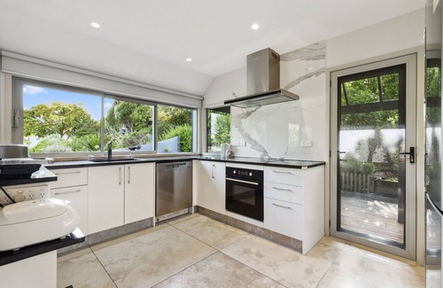 The Gardens Haus | Relax at Redoubt - Auckland Holiday Home