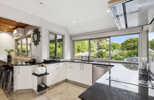 The Gardens Haus | Relax at Redoubt - Auckland Holiday Home