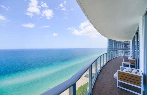 Hollywood South Central Beach Wohnung | Relax & Enjoy The Sea Views From The Balcony