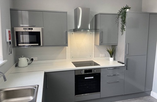 Walkden Haus | Relax in Our 3 Bed Large Victorian House All With Seperate Bathrooms.