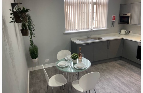 Walkden Haus | Relax in Our 3 Bed Large Victorian House All With Seperate Bathrooms.