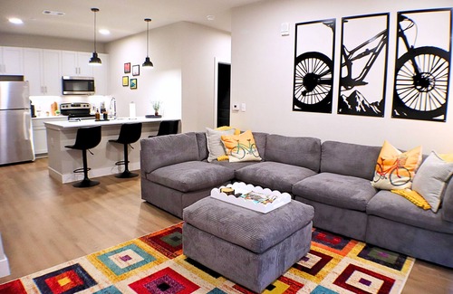 Rogers Wohnung | Relax in Style Charming 1BR w/ sectional ,Pool, Gym, Free Parking & All the Comforts of Home