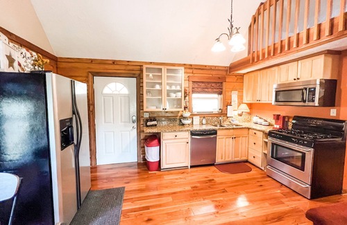 Piper Gap Kabine | Relax @ Mt. Melody Log Cabin. Brand New Hot Tub and Masterbath. by Trout Stream