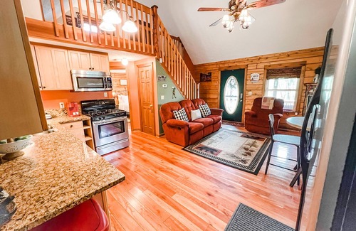 Piper Gap Kabine | Relax @ Mt. Melody Log Cabin. Brand New Hot Tub and Masterbath. by Trout Stream