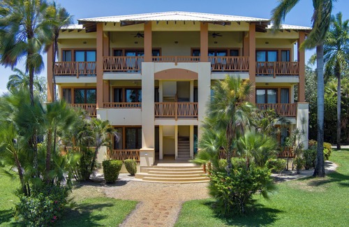 Cocoplum Eigentumswohnung | Atemberaubende Wohnung am Strand mit Infinity-Pool und Pier