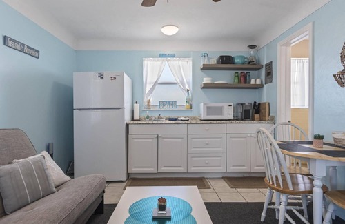 Painters Hill Haus | Entspannen Sie Sich! Schritte zum ruhigen Strand! Das Quarter Deck Cottage in Flagler Beach. Schöne Lage am Strand.