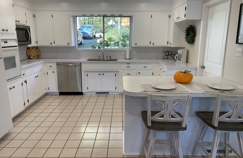 Jones Mills Haus | Relaxing, Cozy Cottage on the Lake with kayaks - 2 Guest Maximum