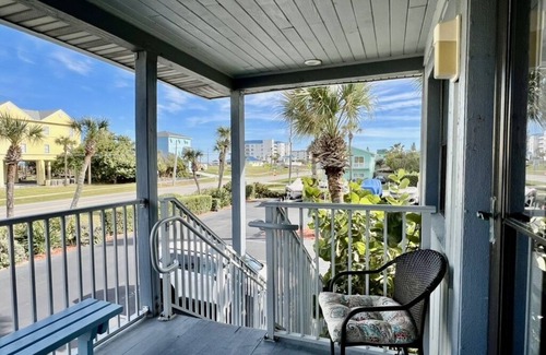 New Smyrna Beach Eigentumswohnung | Relax with friends or family at this peaceful island getaway.