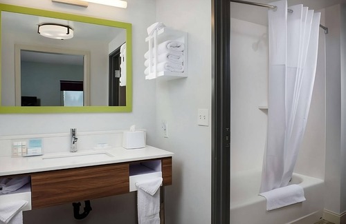 Sherwood - Tualatin North Hotel | Relax with Indoor Pool, Breakfast & Gym Near Oregon Wine Country