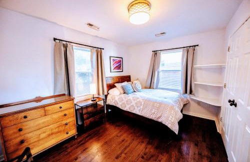 Arlington Haus | Relax with our 2BR Retreat! Minutes to DC and Pet is Ok! BBQ and Free Parking