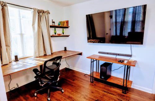 Arlington Haus | Relax with our 2BR Retreat! Minutes to DC and Pet is Ok! BBQ and Free Parking