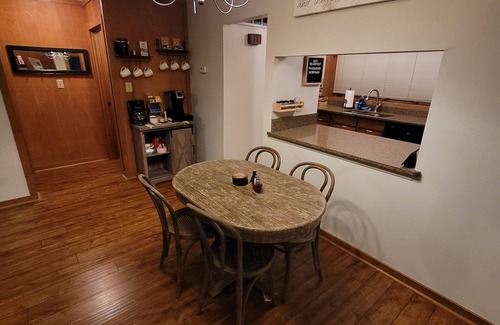 Big Canoe Eigentumswohnung | Relaxing 2-Bedroom Mountain Condo - Rockslide View