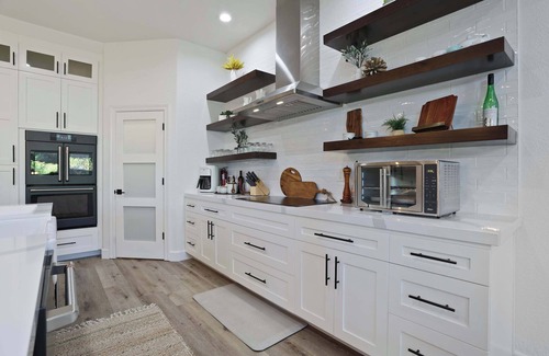 Walnut Grove Haus | Relaxing 3BAPool+Hot Tub Near the River & Wineries