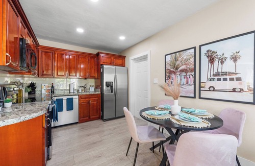 Middle River Terrace Haus | Relaxing 3BD - Pool - BBQ - Games - Close to Beach