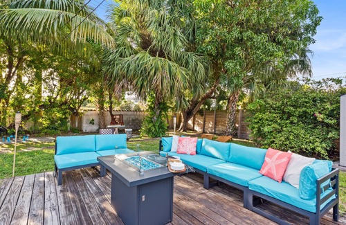 Middle River Terrace Haus | Relaxing 3BD - Pool - BBQ - Games - Close to Beach