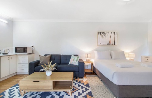 Boambee East Haus | Relaxing 3BR+granny flat holiday home close to Sawtell, pet-friendly, large garden