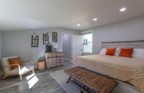 Graton Haus | Relaxing 3BR Home with Vineyard View Rooftop Deck and Game Room