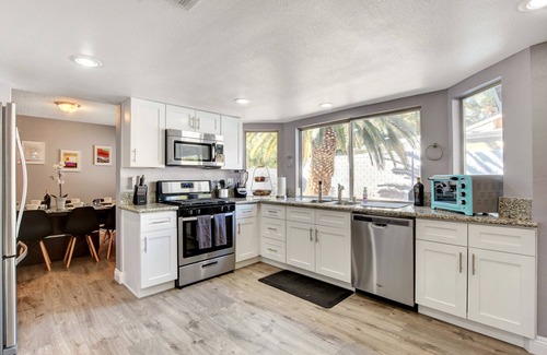 Paradise Haus | Lebhafte 5bd / 4ba + Pool / Sauna / Grill, 10 Minuten zum Strip