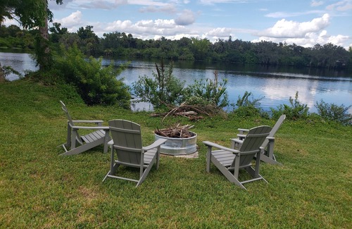 Alva Haus | Relaxing but Adventurous River Front House