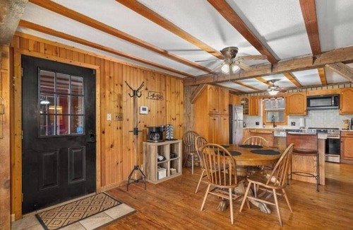 Bellville Kabine | Rustic cabin with hot tub, fire pit and close to area attractions!