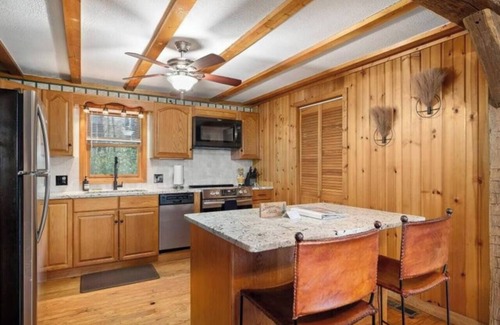 Bellville Kabine | Rustic cabin with hot tub, fire pit and close to area attractions!