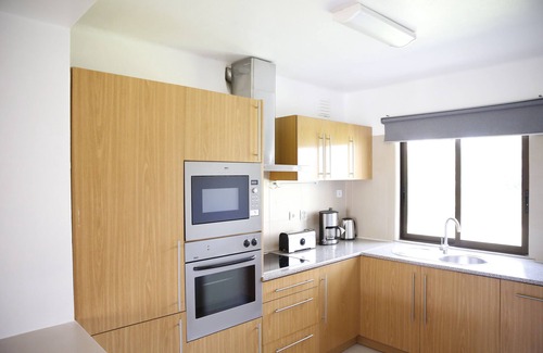 Albufeira Hotel | Relaxing Getaway! 2BR Apartment with Full Kitchen, Outdoor Pools, Free Parking