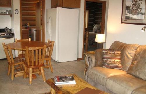 Darby Haus | Relaxing Glamping Vacation: Fantastic Log Cabin with a Hot Tub in Darby, MT