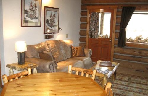 Darby Haus | Relaxing Glamping Vacation: Fantastic Log Cabin with a Hot Tub in Darby, MT