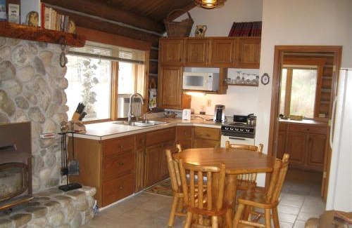 Darby Haus | Relaxing Glamping Vacation: Fantastic Log Cabin with a Hot Tub in Darby, MT