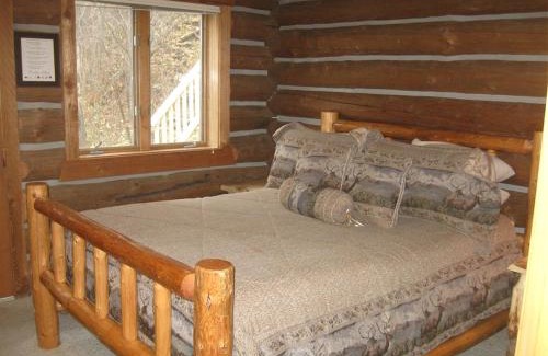 Darby Haus | Relaxing Glamping Vacation: Fantastic Log Cabin with a Hot Tub in Darby, MT