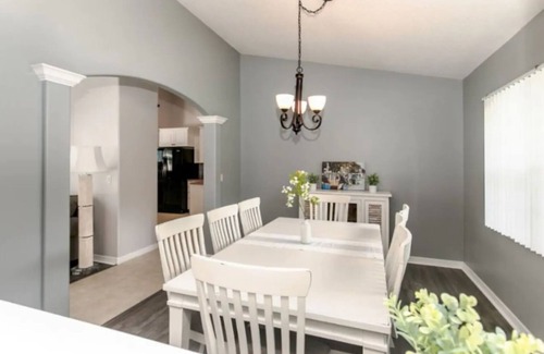 Sebastian Highlands Haus | 🍹🌞Relaxing Heated Pool!Beautiful Patio,Pet Friendly,Fenced Area, Near Beaches!