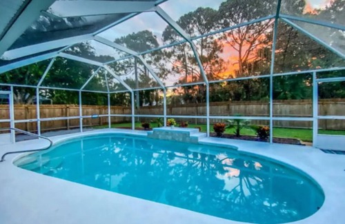 Sebastian Highlands Haus | 🍹🌞Relaxing Heated Pool!Beautiful Patio,Pet Friendly,Fenced Area, Near Beaches!