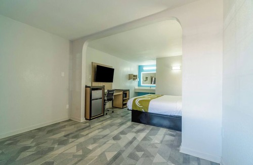 Pleasanton Hotel | Relaxing King Unit Near Pleasanton Country Club + Free Parking