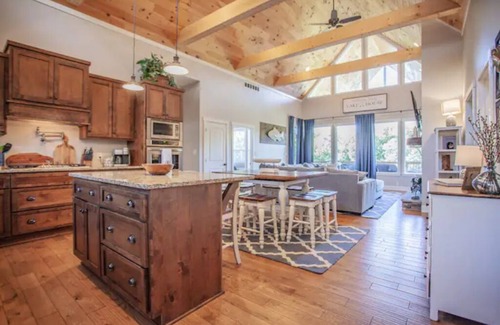 Newell Hütte | Relaxing Lake Cottage with easy water access!