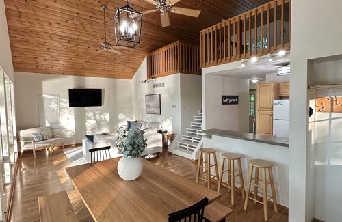 Six Lakes Haus | Relaxing Lake House with Beach, Hot Tub