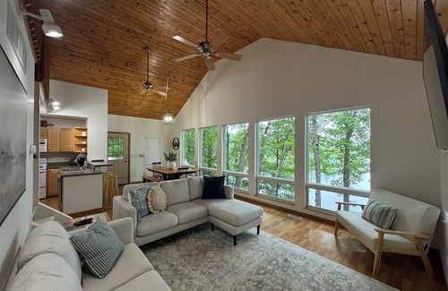 Six Lakes Haus | Relaxing Lake House with Beach, Hot Tub