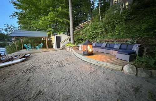 Six Lakes Haus | Relaxing Lake House with Beach, Hot Tub