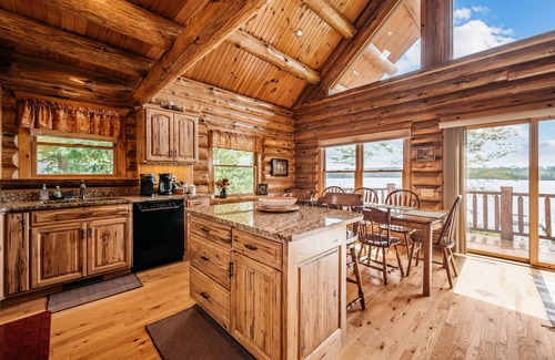 Bellaire Kabine | Relaxing Lakefront Log Cabin home on Clam Lake!