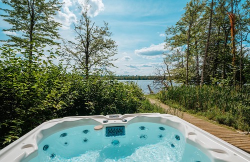 Bellaire Kabine | Relaxing Lakefront Log Cabin home on Clam Lake!
