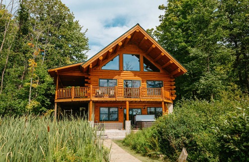 Bellaire Kabine | Relaxing Lakefront Log Cabin home on Clam Lake!