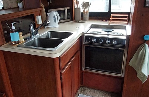 Seattle Bootsverleih | Relaxing Live-Aboard Boat Moored in Seattle's Famous Lake Union