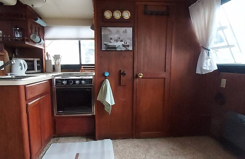 Seattle Bootsverleih | Relaxing Live-Aboard Boat Moored in Seattle's Famous Lake Union