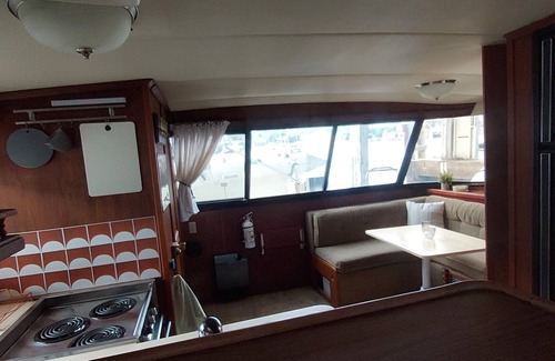 Seattle Bootsverleih | Relaxing Live-Aboard Boat Moored in Seattle's Famous Lake Union