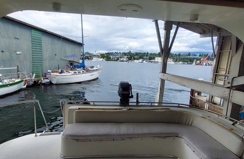 Seattle Bootsverleih | Relaxing Live-Aboard Boat Moored in Seattle's Famous Lake Union