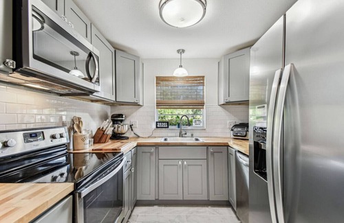 Mount Plymouth Haus | Relaxing Modern Home Sleeps 6/Pool/BBQ/Firepit