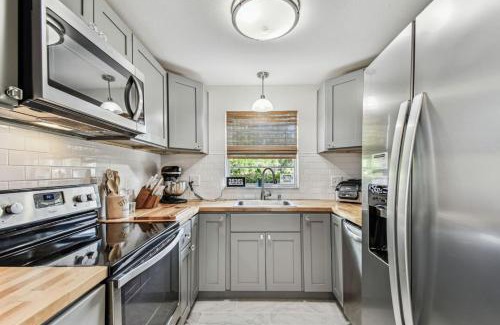 Mount Plymouth Haus | Relaxing Modern Home Sleeps 6 Pool BBQ Firepit