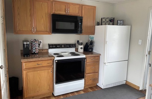 Tiltonsville Haus | Relaxing one bedroom cottage backs up to OH River