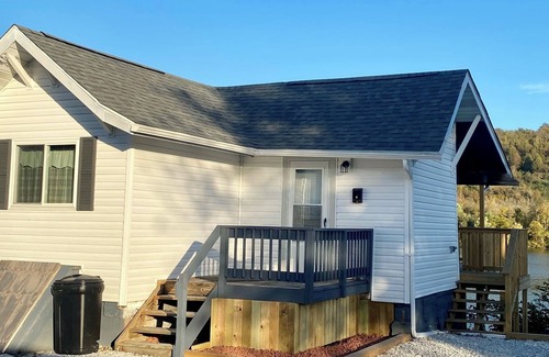 Tiltonsville Haus | Relaxing one bedroom cottage backs up to OH River