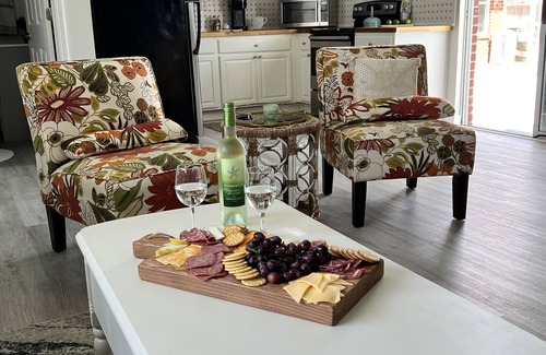 Ono Island Villa | Relaxing Poolside Villa- Minutes to beaches and NAS!!